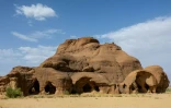 Des caves taillées dans la roche à Garoa Hallagana, dans l'Ennedi-Ouest, au Tchad, le 10 juillet 2025