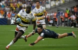 L'ailier sud-africain de La Rochelle, Raymond Rhule échappe au plaquage d'un joueur de Leinster pour marquer un essai, lors de la finale de la Coupe d'Europe, le 28 mai 2022 au Stade Vélodrome à Marseille
