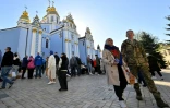 Des fidèles orthodoxes devant le monastère Saint-Michel-au-Dôme-d'Or, le 20 avril 2025 à Kiev, en Ukraine
