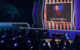 Le président ukrainien Volodymyr Zelensky s'adresse dans un enregistrement vidéo au public de la cérémonie des Grammy à Las Vegas, aux Etats-Unis, le 3 avril 2022