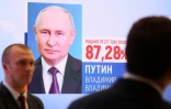 Un portrait de Vladimir Poutine projeté à l'annonce des résultats de l'élection présidentielle en Russie, le 21 mars 2024 à Moscou