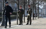 Des policiers et militaires patrouillent près du musée du Louvre le 3 février 2017 à Paris, après une attaque contre des militaires en faction par un homme armé d'une machette