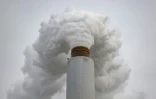 De la fumée s'échappe d'une cheminée dans une centrale à charbon à Ghent, dans le Kentucky, aux Etats-Unis, le 14 février 2026