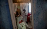 Suelen da Silva le 10 décembre 2020 chez elle à Niteroi près de Rio de Janeiro où elle a installé un hôpital de poupées après avoir perdu son emploi