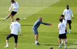 Le coach Luis Enrique dirige la séance d'entraînement de veille de match contre le Bayern, au Campus PSG de Poissy, le 27 avril 2026  