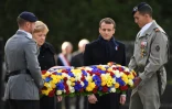La chanelière allemande Angela Merkel et le président français Emmanuel Macron déposent une gerbe à Rethondes, en France, le 10 novembre 2018 dans le cadre des commémorations du centenaire de l'armistice de la Première guerre mondiale.