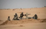 Des soldats mauritaniens montent la garde à proximité d'un poste de commandement de la force du G5 Sahel, le 22 novembre 2018 dans le sud de la Mauritanie, près de la frontière malienne