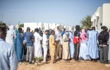 Des électeurs mauritaniens patientent devant un bureau de vote à Nouakchott, en Mauritanie, le 13 mai 2023
