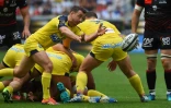 Le Clermontois Greig Laidlaw libère le ballon en sortie de mêlée contre Lyon en demi-finale du Top 14, le 9 juin 2019 à Bordeaux