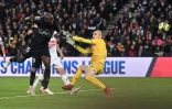 Le milieu de terrain portugais du Paris Saint-Germain Danilo Pereira marque face au gardien angevin Paul Bernardoni, lors de la 10e journée de Ligue 1, le 15 octobre 2021 au Parc des Princes