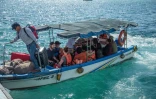 Un groupe de touristes arrive par bateau sur l'île de Santa Cruz, le 21 janvier 2018 aux Galapagos