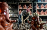 Le potier Yusuf Zakaria Galwani inspecte le 15 août 2020 dans son atelier du bidonville de Dharavi, à Bombay, une statuette en terre cuite du dieu hindou Ganesh