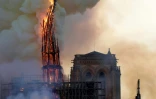 La flêche de Notre-Dame de Paris, en feu, s'effondre, le 15 avril 2020