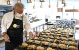 Eric Ripert, chef et co-propriétaire du restaurant étoilé new-yorkais Le Bernardin devant des repas en barquettes pour des soignants, le 6 mai 2020 à New York