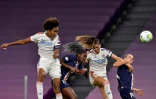 La défenseure de Lyon, Wendie Renard (g), marque d'une tête piquée lors de la demi-finale de la Ligue des champions face au Paris-SG, à Bilbao, le 26 août 2020