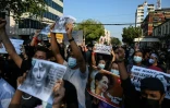 Des manifestants anti-coup d'Etat brandissent des portraits d'Aung San Suu Kyi, le 8 février 2021 à Rangoun