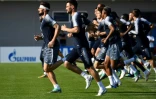 L'attaquant Olivier Giroud (g) lors d'une séance d'entraînement des Bleus à Istra, le 18 juin 2018