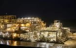 Vue aérienne de l'usine flottante reliée à la "plus grosse drague minière au monde" de Eramet Grande côte (EGC), filiale au Sénégal du groupe minier français Eramet, exploitant sur une concession le sable minéralisé du désert de Lompoul, dans le nord du Sénégal, le 11 février 2025