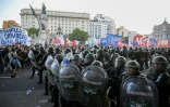 Les forces de l'ordre argentines repoussent des manifestants contre le train de réformes économiques en débat au Parlement le 1 février 2020 à Buenos Aires