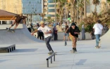 Des skateurs dans le premier skatepark de Libye, inauguré à Tripoli, le 29 mai 2022