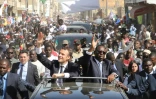 Les présidents français et sénégalais, Emmanuel Macron et Macky Sall, saluent la foule lors d'une visite à Saint-Louis, dans le nord du Sénégal, le 3 février 2018.