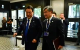 Le président sud-coréen Yoon Suk Yeol (g) arrive au Bureau international des exposition (BIE) pour discuter de la candidature de Busan à l'organisation de l'Expo 2030 à Issy-Les-Moulineaux, le 20 juin 2023