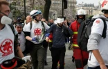 Des "street medics" appelés pour soigner des blessés lors de la manifestation du 1er mai à Paris