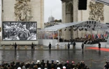 Des photos de soldats de la Première Guerre Mondiale diffusés sur écran géant pendant la cérémonie pour le Centenaire de l'Armistice, à Paris le 11 novembre 2018