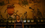 Graciela Angeles Carreno, qui dirige une entreprise familiale de quatre générations, montre la cave de leur usine Real Minero mezcal factory à Santa Catarina Minas, dans l'État d'Oaxaca, au Mexique, le 25 juillet 2022