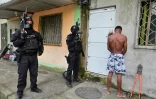 Arrestation d'un suspect à Guayaquil, en Equateur, après des affrontements meurtriers entre gangs de narcotrafiquants rivaux, le 7 mars 2025