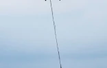 Un hélicoptère Chinook transporte une cargaison d'eau lors des opérations contre les incendies de forêt dans la réserve naturelle des Hautes Fagnes, près de Spa, le 19 août 2026