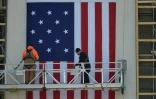 Des ouvriers installent un gigantesque drapeau américain au Capitol, à Washington, le 15 janvier 2017.