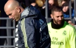 Zinédine Zidane, avec en arrière-plan Karim Benzema, dirige son premier entraînement avec le Real Madrid le 6 janvier 2016 au stade Alfredo di Stefano à Valdebebas en banlieu de Madrid