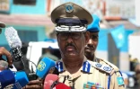 Le commissaire de police Abdi Hassan Mohamed Hijar sur les lieux d'une attaque contre l'hôtal Hayat par des islamistes shebab, le 21 août 20222 à Mogadiscio, en Somalie