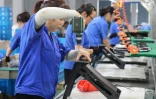Des ouvrières dans une usine de meubles de bureau pour l'exportation, le 4 septembre 2014 à Nantong, dans l'est de la Chine