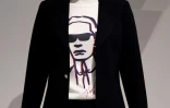 Un tee-shirt à l'effigie de Karl Lagerfeld, lors de l'exposition "A line of beauty" qui rend hommage au créateur, le 1er mai 2023 au Metropolitan museum de New York 