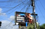 Un panneau d'affichage montrant une photo de l'ancien président vénézuélien Nicolas Maduro et de son épouse, Cilia Flores, dans le quartier de Petare à Caracas, le 14 mai 2026