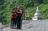 Des habitants traversent la rivière Trishuli avec une tyrolienne récemment installée à Bidur, au Népal, le 2 septembre 2026