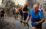 Des personnes tentent d'éteindre l'incendie à Larouco, dans le nord-ouest de l'Espagne, le 13 août 2025