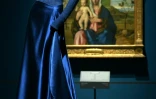 Un ensemble bleu, porté par l'actrice Juliette Binoche au Festival de Cannes en 2016, du styliste italien décédé Giorgio Armani lors de l'avant-première presse de l'exposition Giorgio Armani marquant le 50e anniversaire de la maison de couture, à la Pinacothèque de Brera à Milan, le 23 septembre 2025