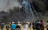 Tirs de gaz lacymogènes en directions de manifestants palestiniens à la frontière Israël-Gaza à l'est de Khan Younès, le 6 avril 2018