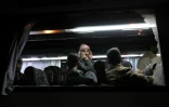 Des civils syriens et combattants ayant été évacués de Douma arrivent à Qalaat al-Madiq dans la province de Hama, le 31 mars 2018