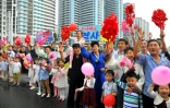Photo fournie le 6 septembre 2017 par l'agence officielle nord-coréenne KCNA de Nord-Coréens saluant à Pyongyang l'arrivée des scientifiques qui ont réalisé le sixième test nucléaire du pays