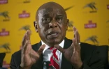 Le Sud-Africain Tokyo Sexwale, candidat à la présidence de la Fifa, en conférence de presse, le 27 octobre 2015 à Johannesbourg