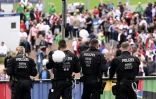 Des policiers surveillent des supporters autour du stade de Gelsenkirchen avant le match entre la Serbie et l'Angleterre le 16 juin 2024 à Gelsenkirchen