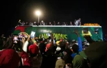 Des supporters de l'équipe de football du Sénégal accueillent le 20 janvier 2026 le bus des joueurs de retour du Maroc, après leur victoire en finale de la CAN-2025 face au Maroc  