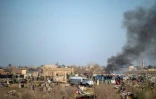 De la fumée s'échappe d'un camp du groupe Etat islamique dans le village de Baghouz, en Syrie, le 9 mars 2019