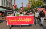 Manifestants contre le coup d'Etat dans les rues de Mandalay, en Birmanie, le 7 avril 2021