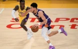 Devin Booker (Phoenix Suns) déborde Dennis Schroder (Los Angeles Lakers), lors du 6e match du 1er tour des playoffs NBA, le 3 juin 2021 au Staples Center à Los Angeles