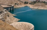 Cette photo prise le 2 juillet 2022 montre une vue du barrage de Dukan (à gauche), de son déversoir d'urgence à cloche (au premier plan) et du réservoir, au nord-ouest de la ville de Souleimaniyeh, dans la région autonome du Kurdistan, dans le nord-est de l'Irak